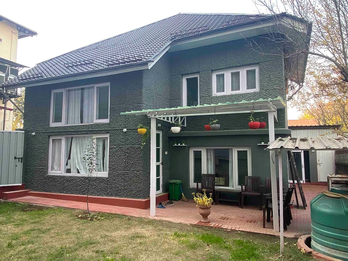 Exterior of Chinar House private villa in Srinagar